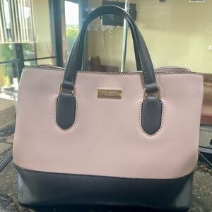 Kate spade 💕 
Elegant Black and cream Handbag with Gold Accents Kate spade ♠️